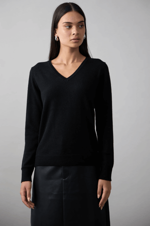 ESSENTIAL SLIM VEE JET BLACK