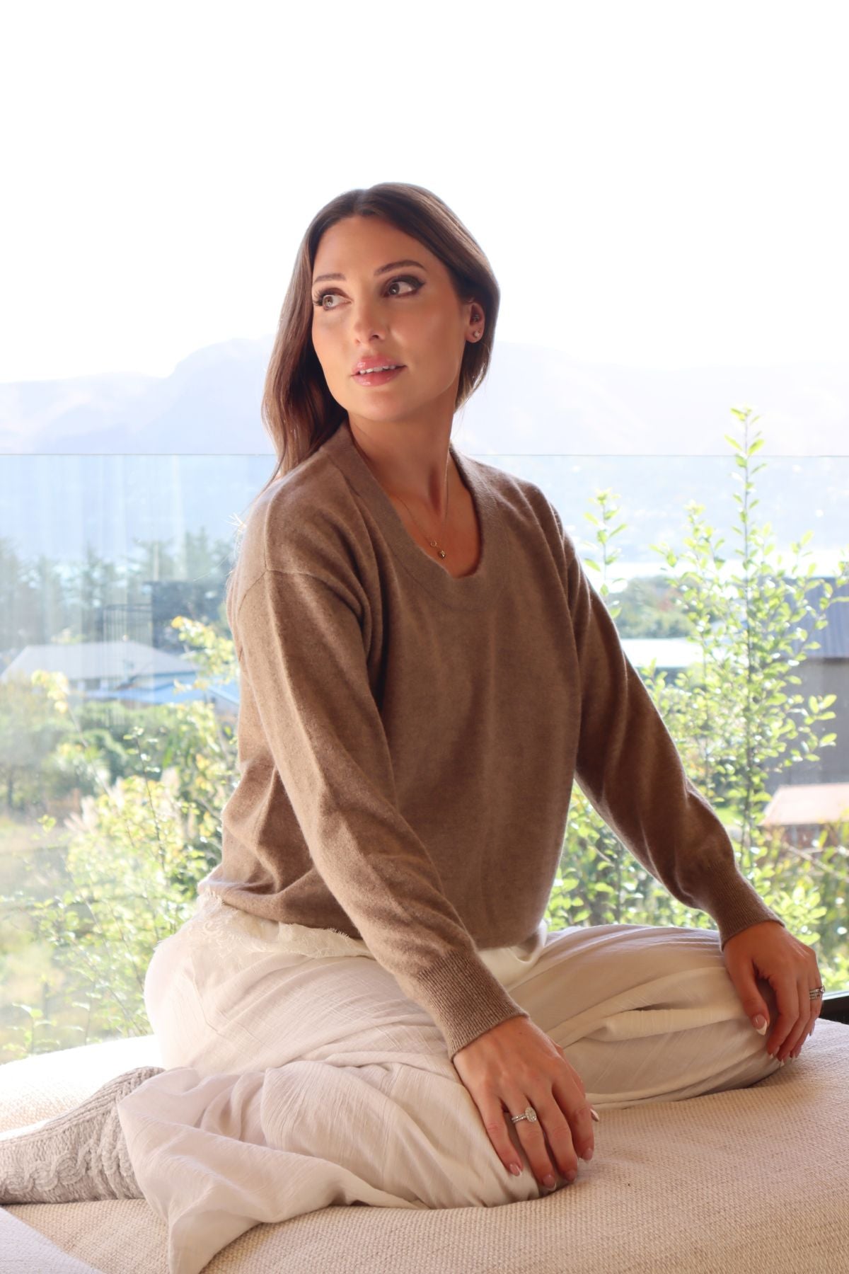 HARPER CASHMERE RELAXED V-NECK SOFT FAWN