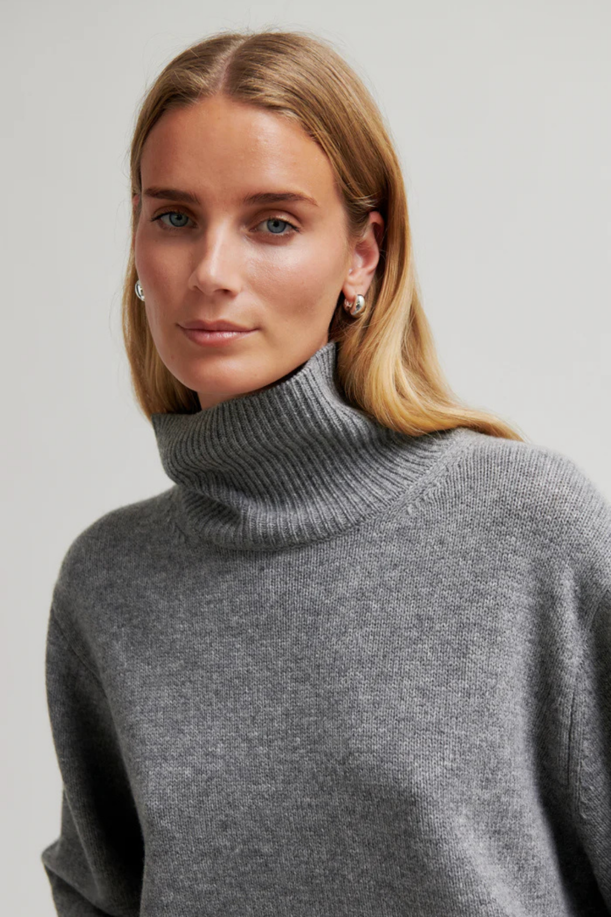 ALPHA WOOL HIGH NECK KNIT CHARCOAL GREY