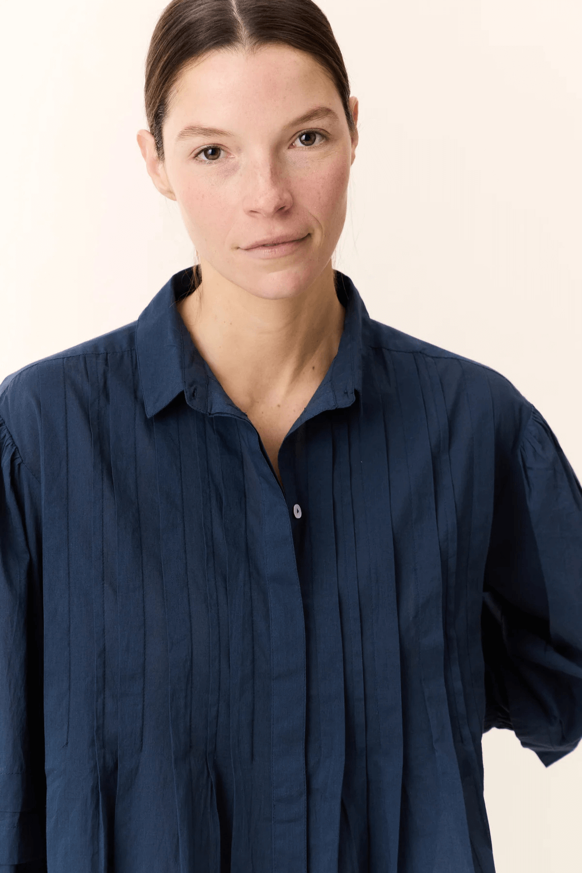 CHIMI PLEAT SHIRT BLACK IRIS
