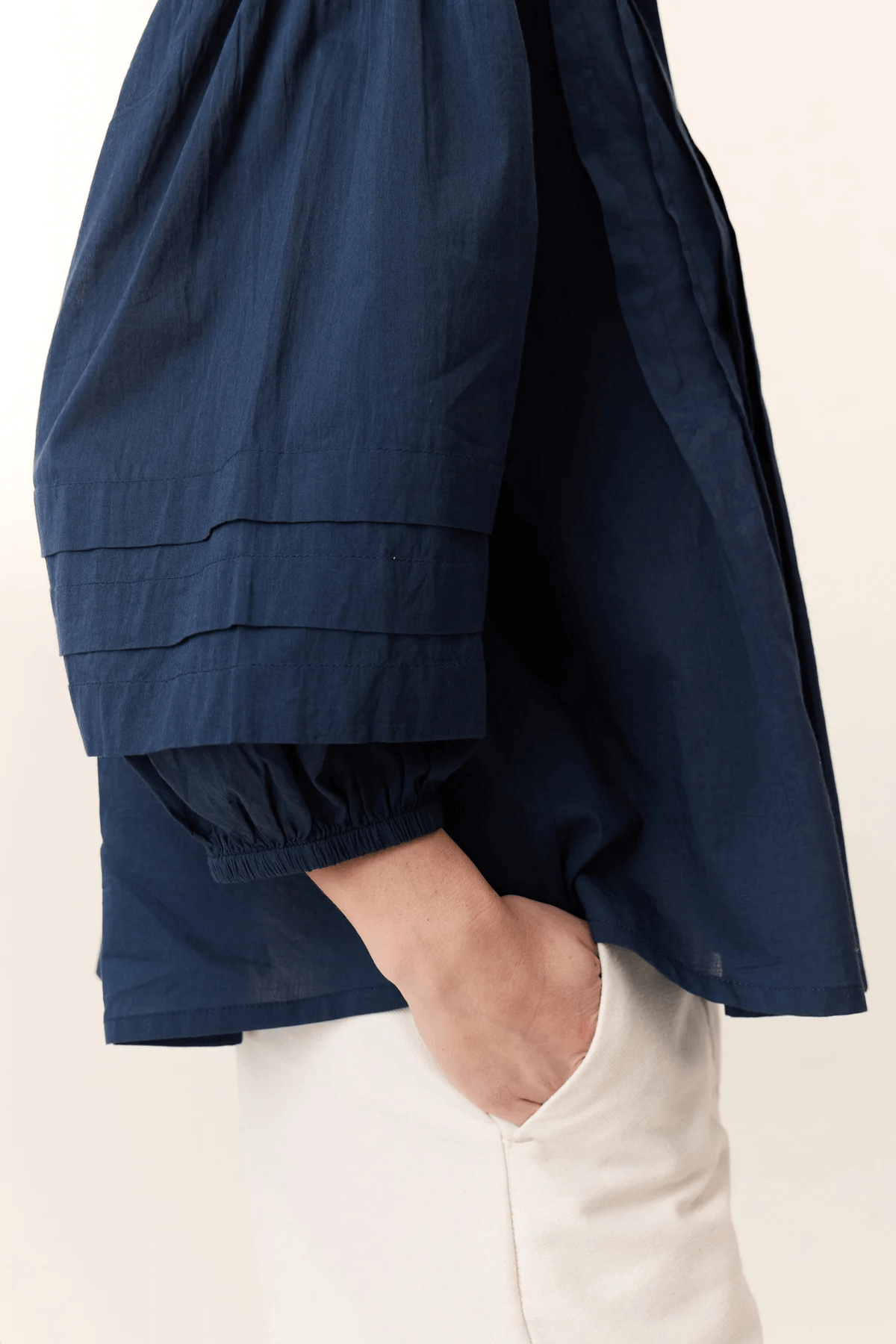 CHIMI PLEAT SHIRT BLACK IRIS