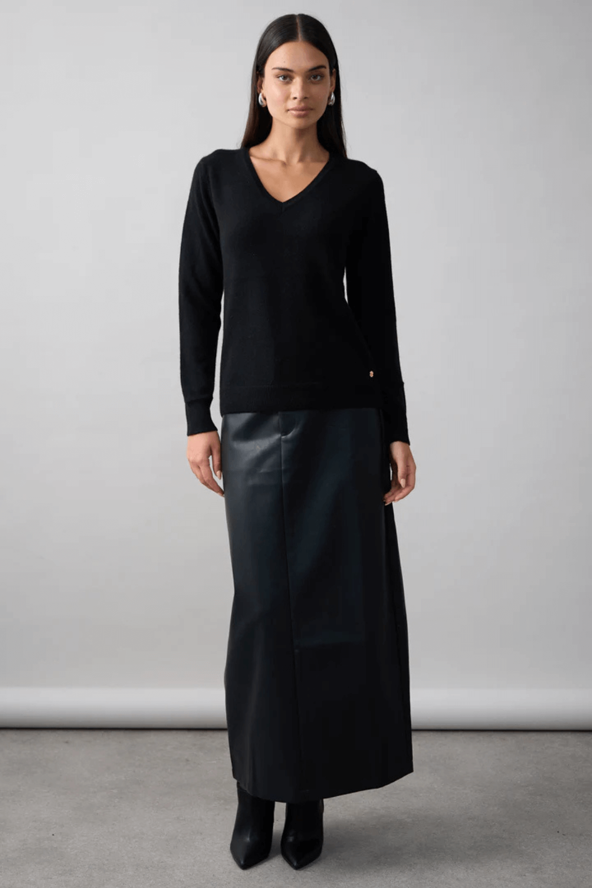 ESSENTIAL SLIM VEE JET BLACK