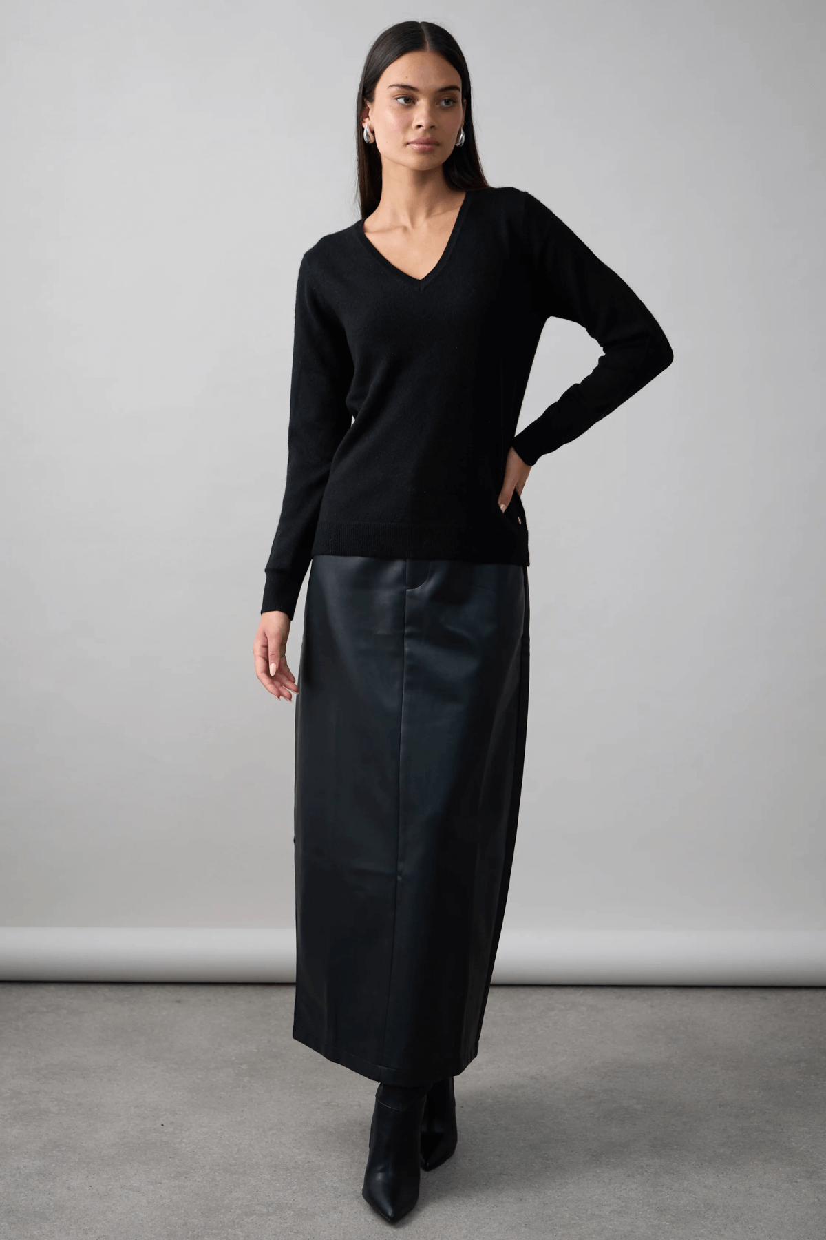 ESSENTIAL SLIM VEE JET BLACK