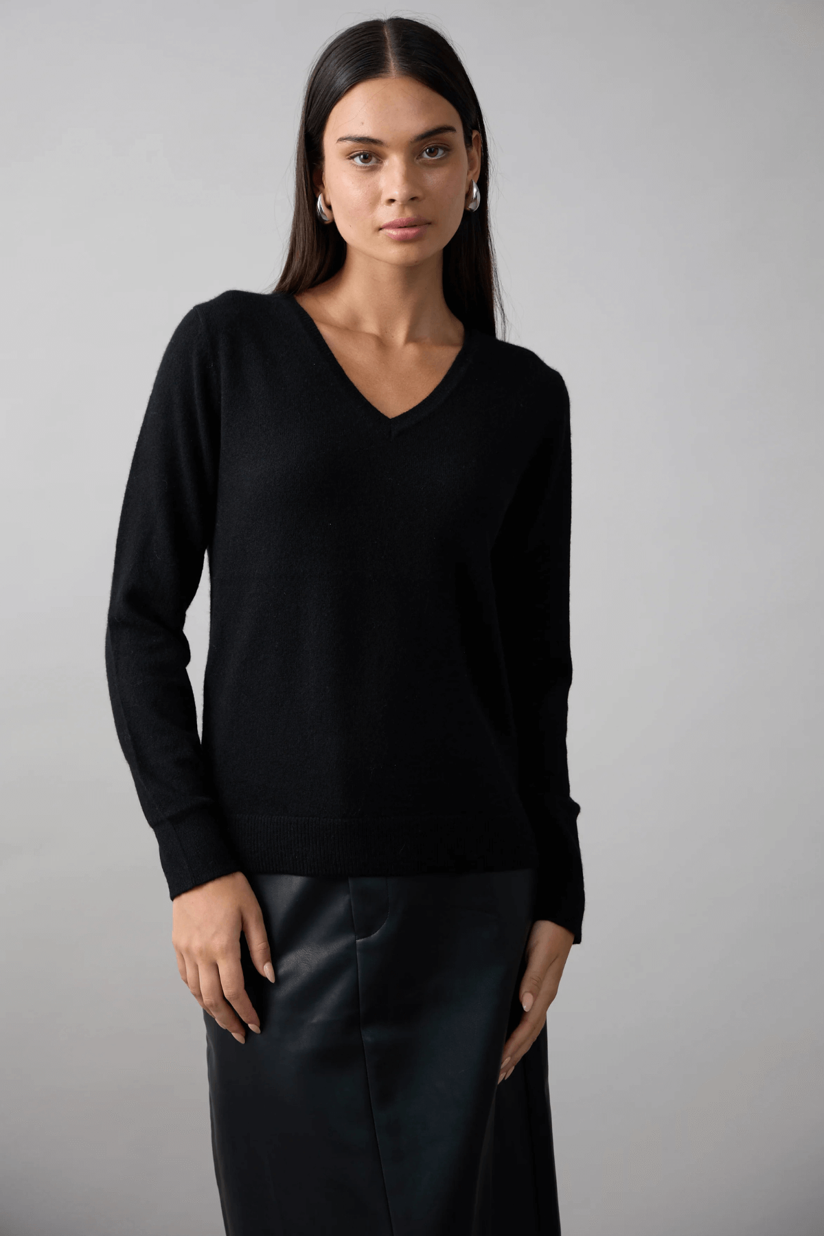 ESSENTIAL SLIM VEE JET BLACK