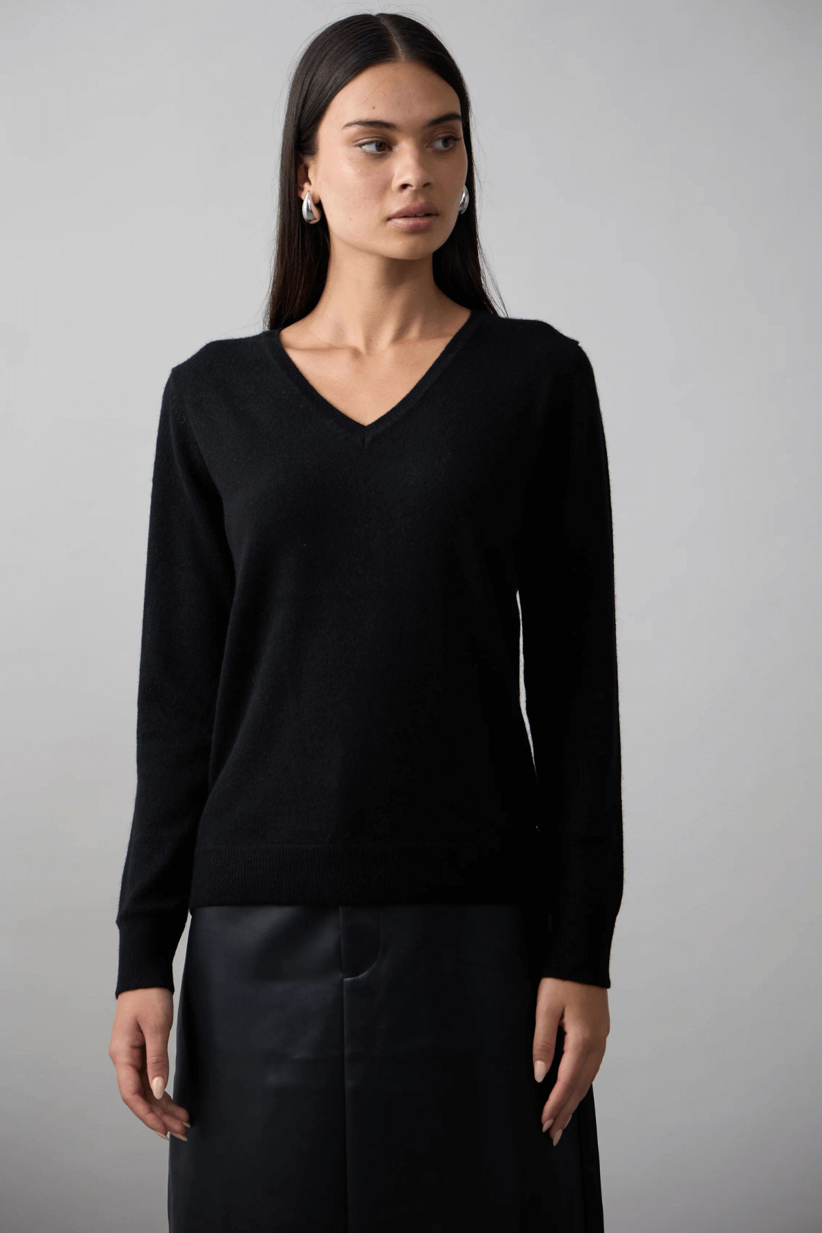 ESSENTIAL SLIM VEE JET BLACK