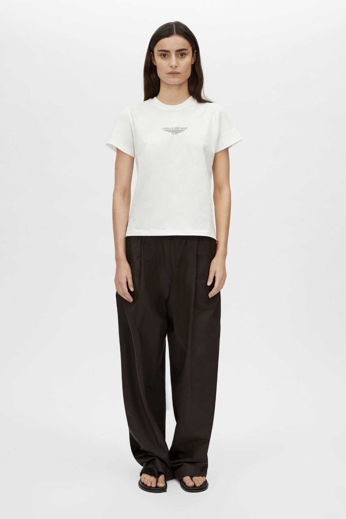 JANICE NEAT FIT LOGO TEE WHITE