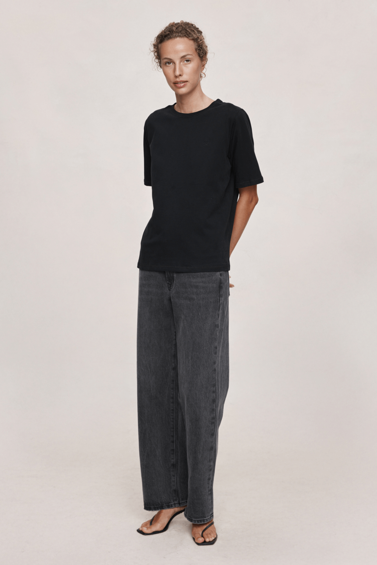 KENNA EMBROIDERED TEE BLACK