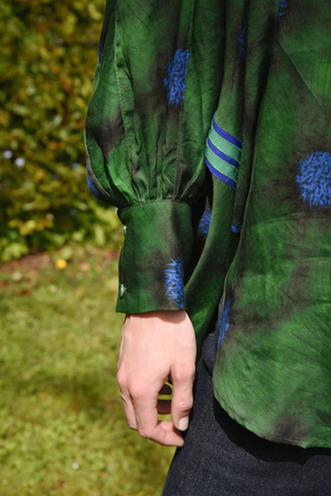 LIVING THE DREAM SHIRT GREEN FLORAL