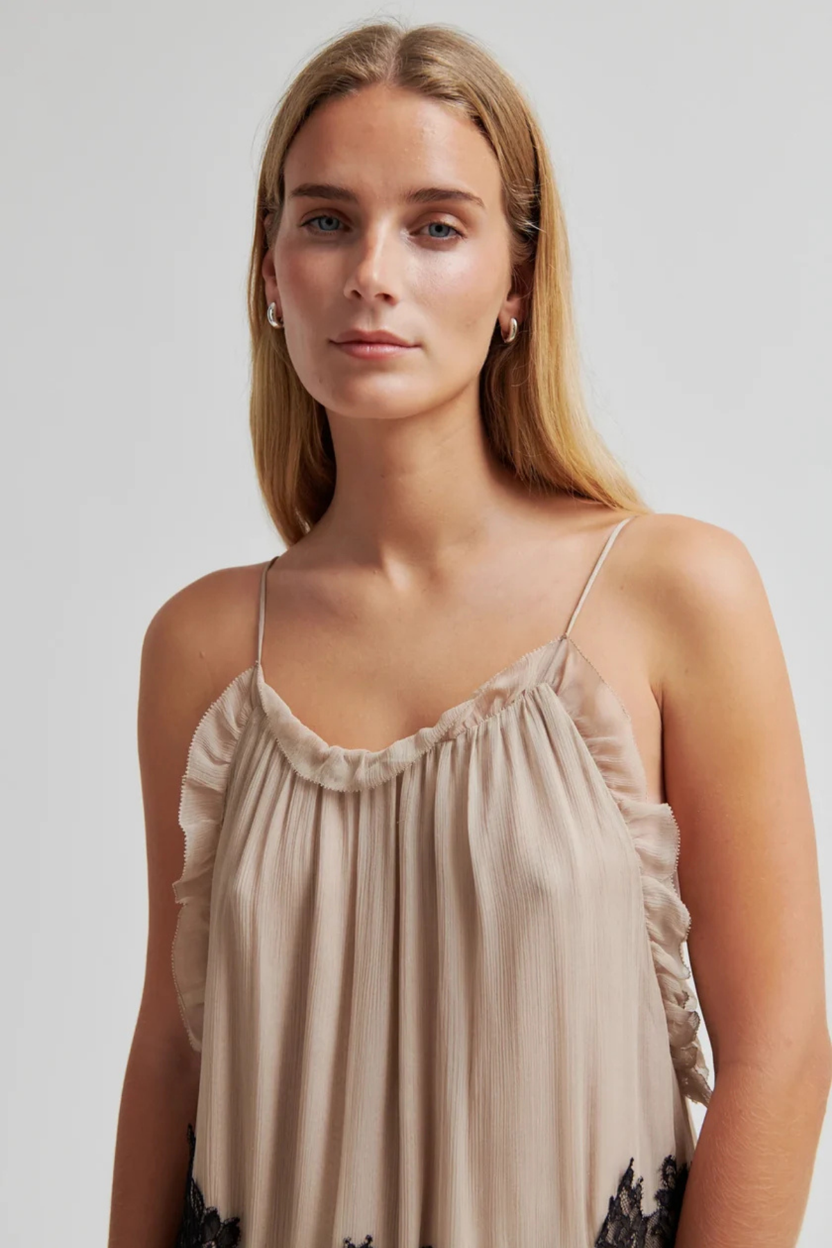 LYNDA FRILL DETAIL STRAP DRESS PLAZA TAUPE