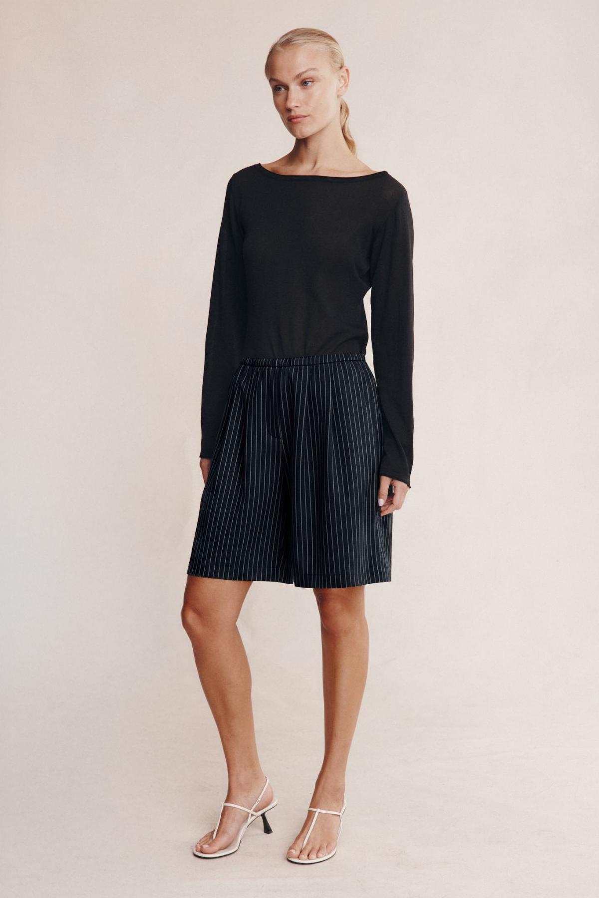 NARA SHORT BLACK PINSTRIPE