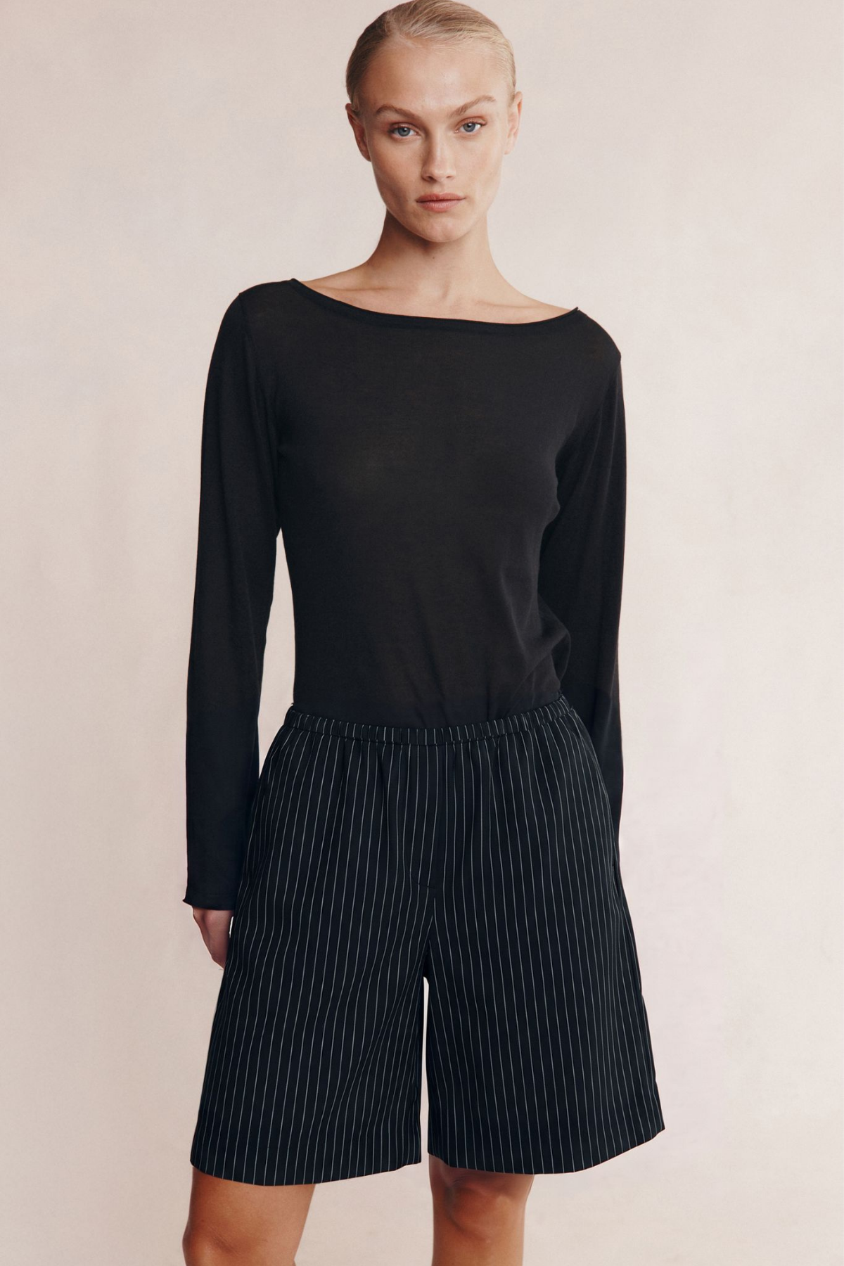 NARA SHORT BLACK PINSTRIPE