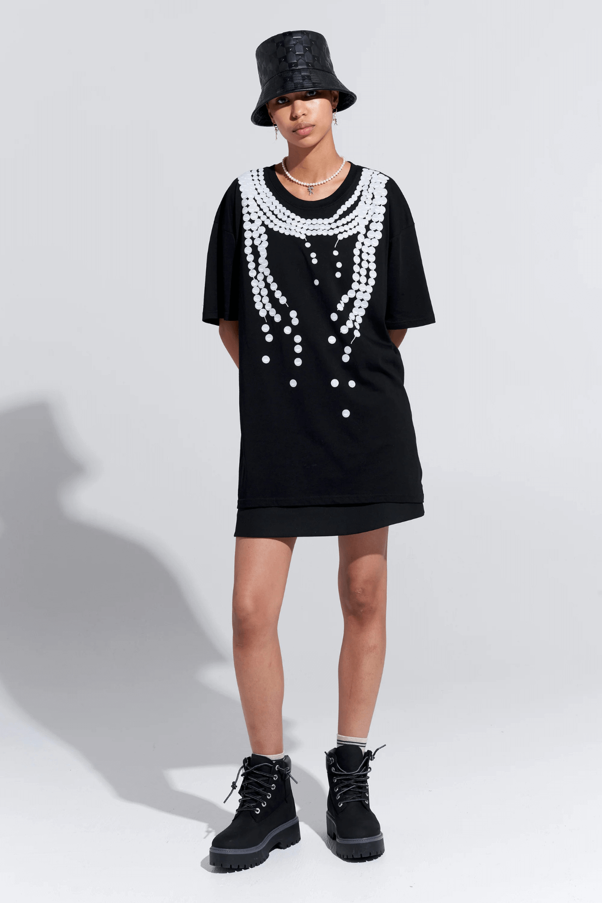 BROKEN PEARLS ORGANIC COTTON T-SHIRT BLACK