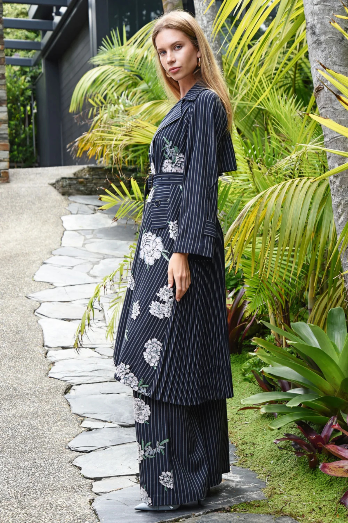 PLEATING WEATHER COAT NAVY STRIPE