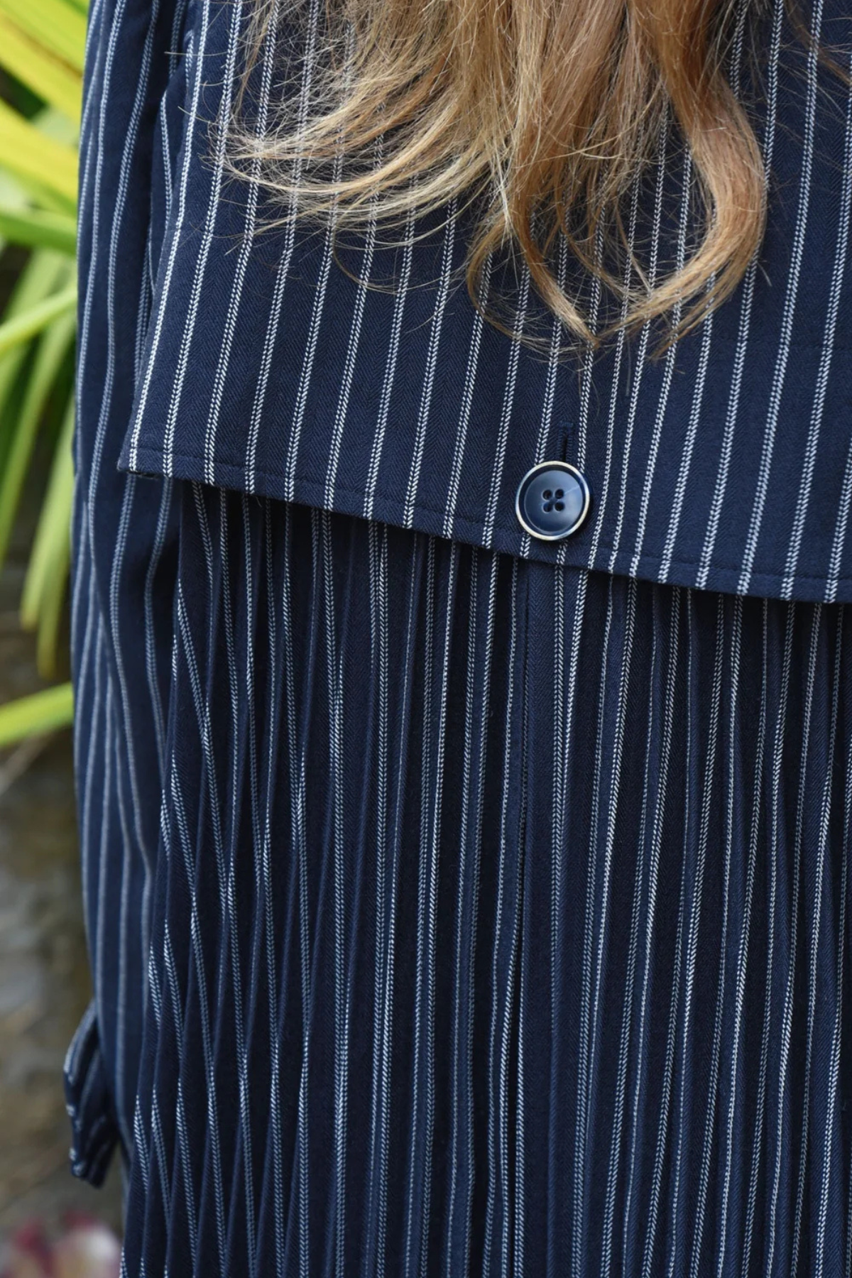 PLEATING WEATHER COAT NAVY STRIPE
