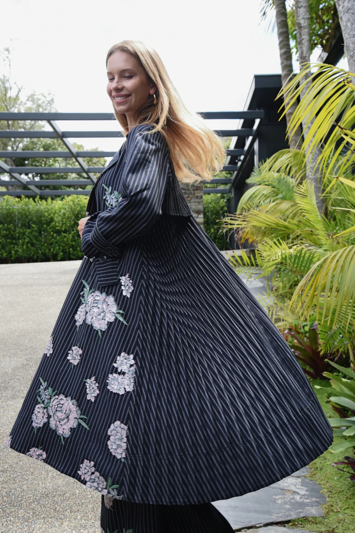 PLEATING WEATHER COAT NAVY STRIPE