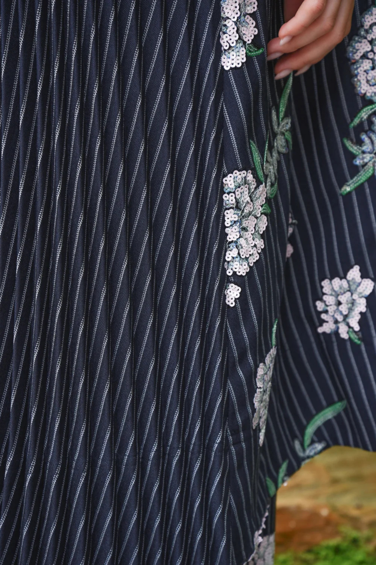 PLEATING WEATHER COAT NAVY STRIPE