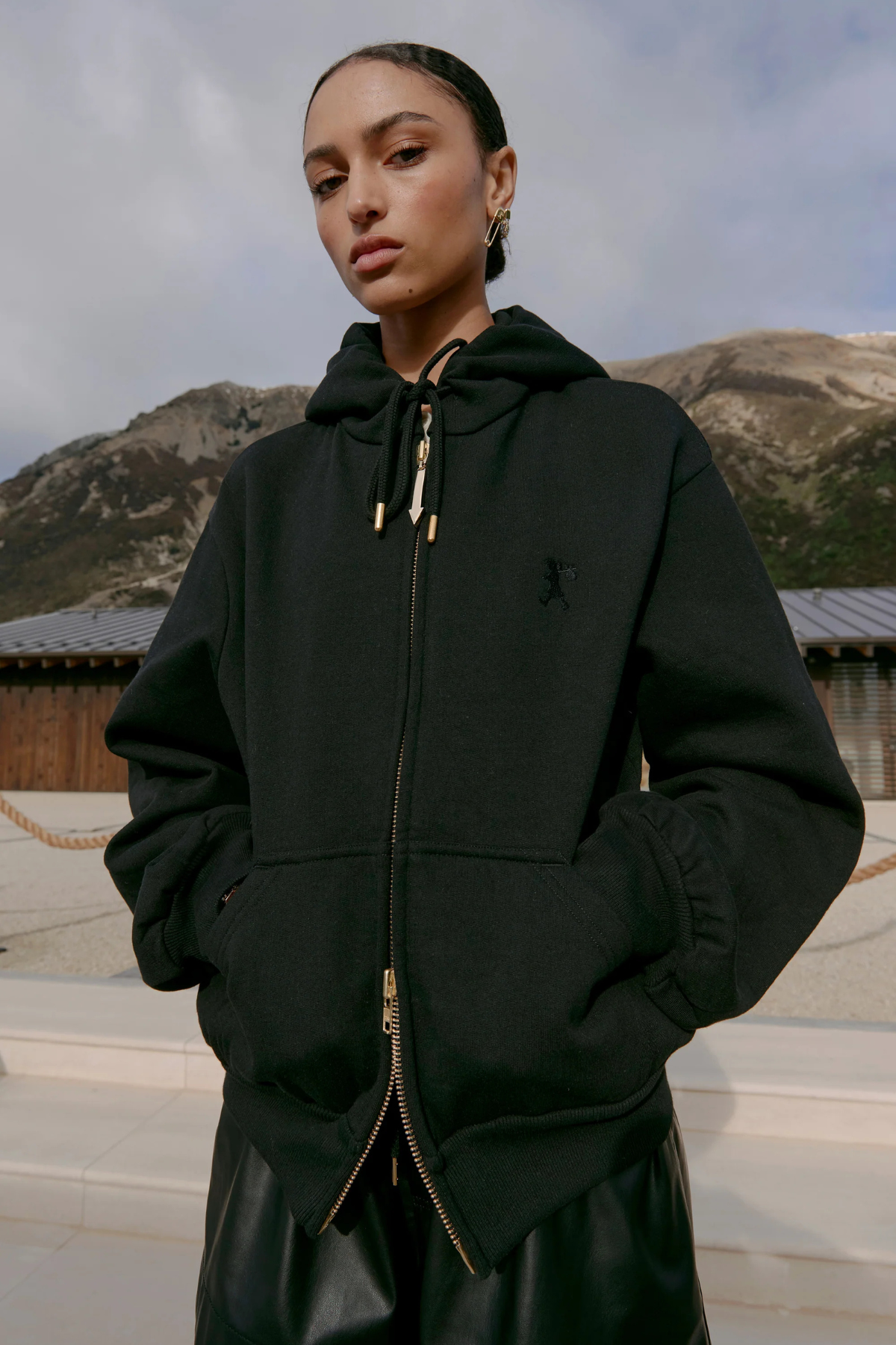 RUNAWAY COLLEGE CROPPED OVERSIZED HOODIE BLACK