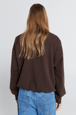 RUNAWAY GIRL CREWNECK SWEATSHIRT CHOCOLATE BROWN