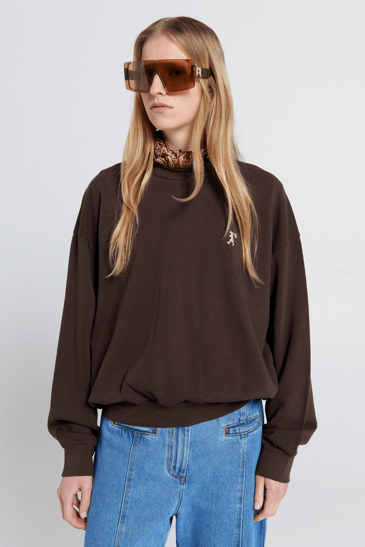 RUNAWAY GIRL CREWNECK SWEATSHIRT CHOCOLATE BROWN