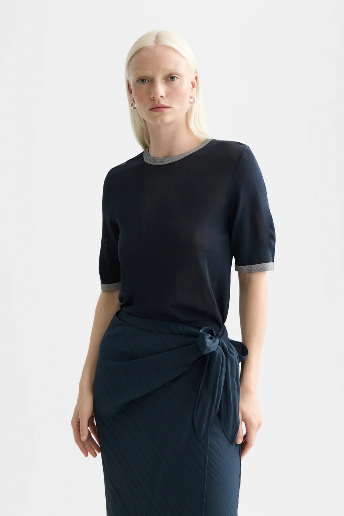 STRIPE TRIM SHORT SLEEVE PULLOVER CARBON