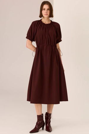 TECH DRAWSTRING DRESS MERLOT