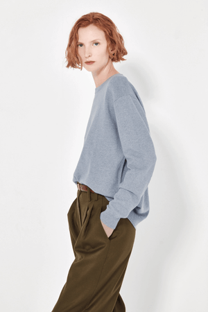 THE CASHMERE CREW SOFT DENIM MELANGE
